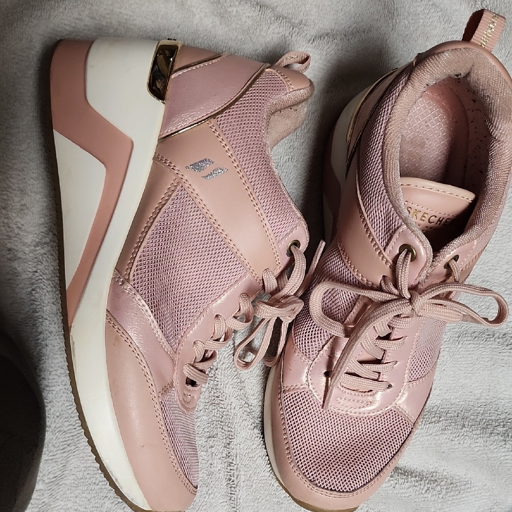 Skechers Pink Sneakers with White Accents and Low-Top Design